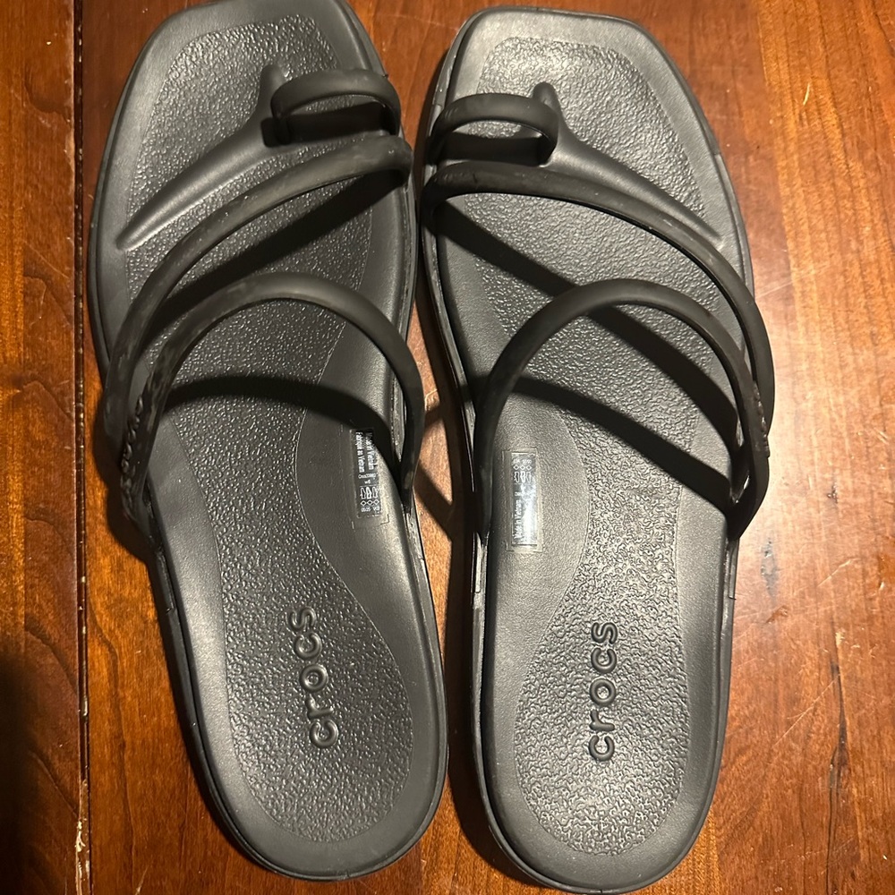 CROCS Women's Miami toe loop Sandals *like new